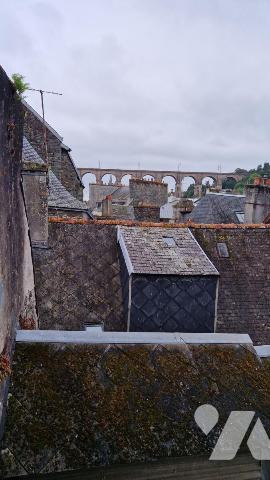 AU 24 RUE DU MUR-COMMERCE AVEC APPARTEMENT A L'ETAGE