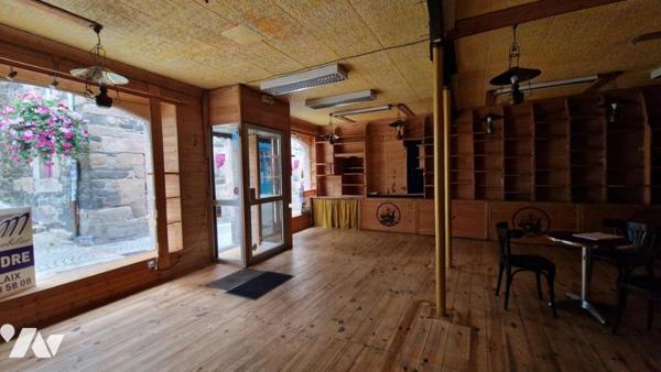 AU 24 RUE DU MUR-COMMERCE AVEC APPARTEMENT A L'ETAGE