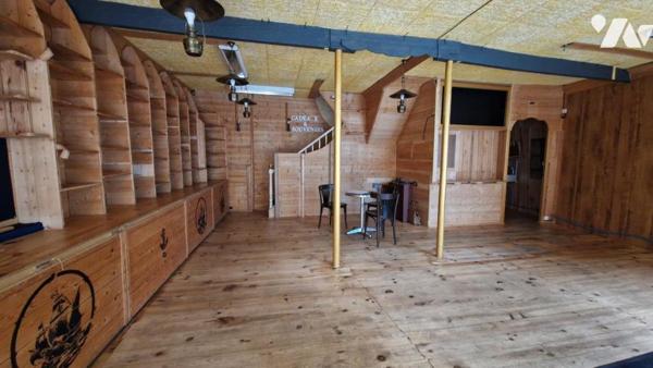 AU 24 RUE DU MUR-COMMERCE AVEC APPARTEMENT A L'ETAGE