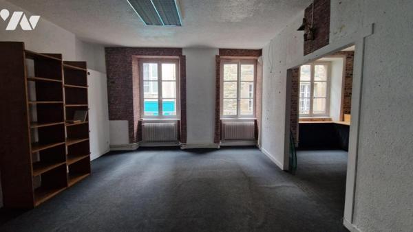 AU 24 RUE DU MUR-COMMERCE AVEC APPARTEMENT A L'ETAGE