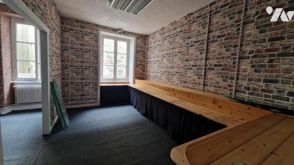 AU 24 RUE DU MUR-COMMERCE AVEC APPARTEMENT A L'ETAGE