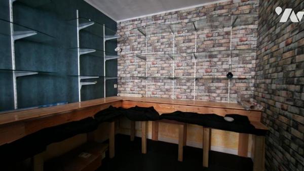 AU 24 RUE DU MUR-COMMERCE AVEC APPARTEMENT A L'ETAGE