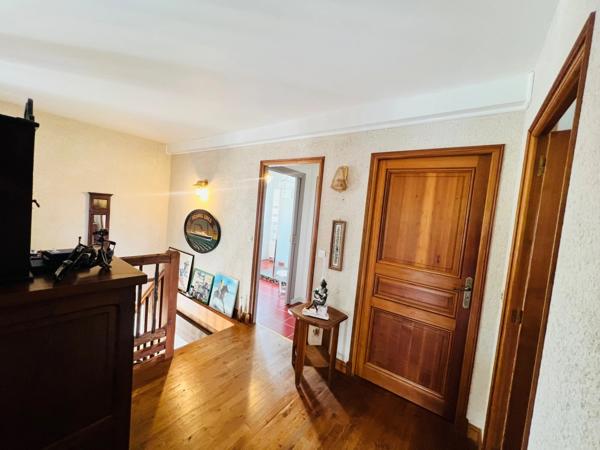 Maison de caractère rénovée – 182 m² – Studio indépendant 31m² – Garage de 117 m² – Terrain clos de 2 235 m²