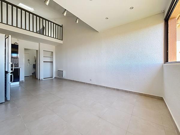 Studio lumineux avec mezzanine, cave, parking, piscine & tennis