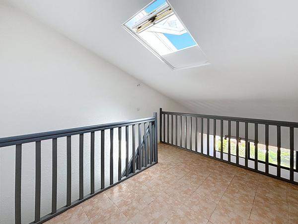 Studio lumineux avec mezzanine, cave, parking, piscine & tennis