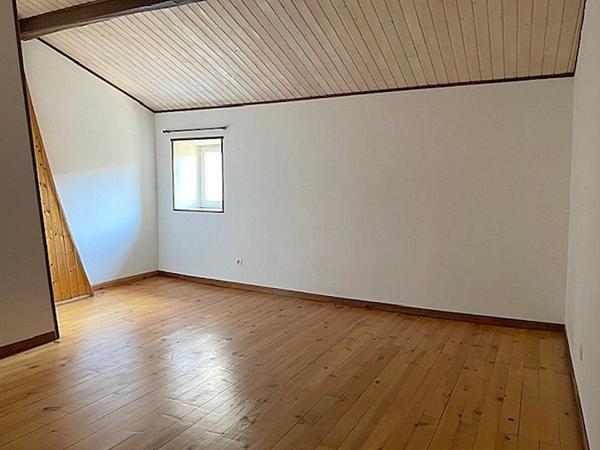 Ensemble immobilier 2 logements loués avec garages et espaces extérieurs