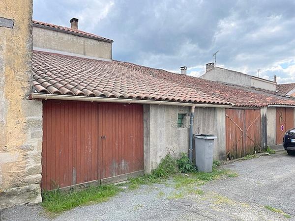 Ensemble immobilier 2 logements loués avec garages et espaces extérieurs