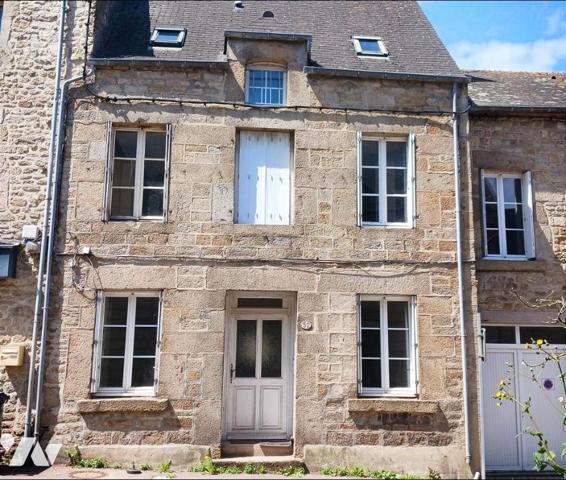 Maison de ville proche de tous commerces.  Travaux de rénovation à prévoir.