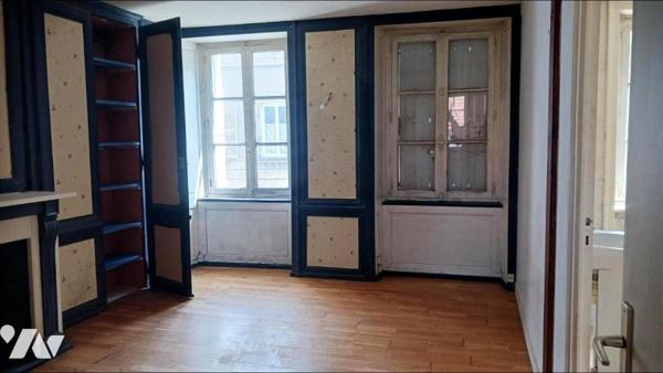 Maison de ville proche de tous commerces.  Travaux de rénovation à prévoir.