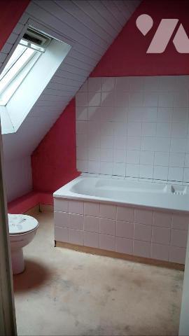 Maison de ville proche de tous commerces.  Travaux de rénovation à prévoir.
