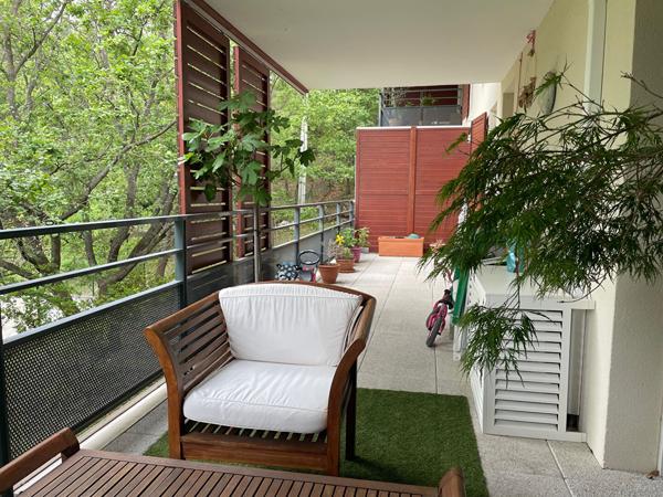 dans résidence récente de standing appart T3 d'env. 60 m² avec très grande terrasse de 24 m² , garage et parking privatif