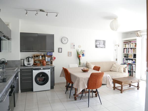 dans résidence récente de standing appart T3 d'env. 60 m² avec très grande terrasse de 24 m² , garage et parking privatif