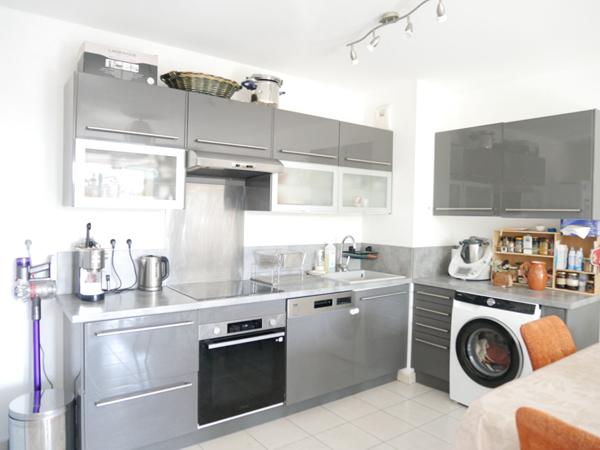 dans résidence récente de standing appart T3 d'env. 60 m² avec très grande terrasse de 24 m² , garage et parking privatif