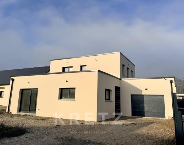 Maison contemporaine neuve 4 chambres avec garage, terrasses et jardin.