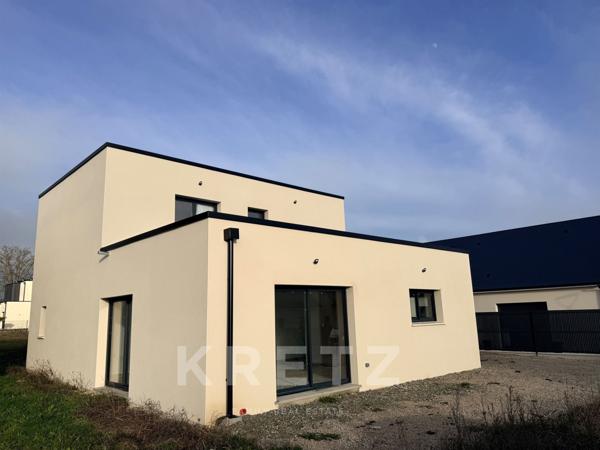 Maison contemporaine neuve 4 chambres avec garage, terrasses et jardin.