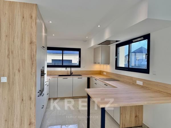 Maison contemporaine neuve 4 chambres avec garage, terrasses et jardin.