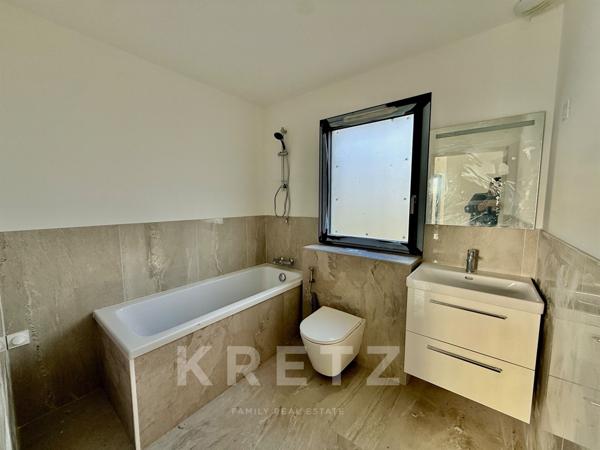 Maison contemporaine neuve 4 chambres avec garage, terrasses et jardin.