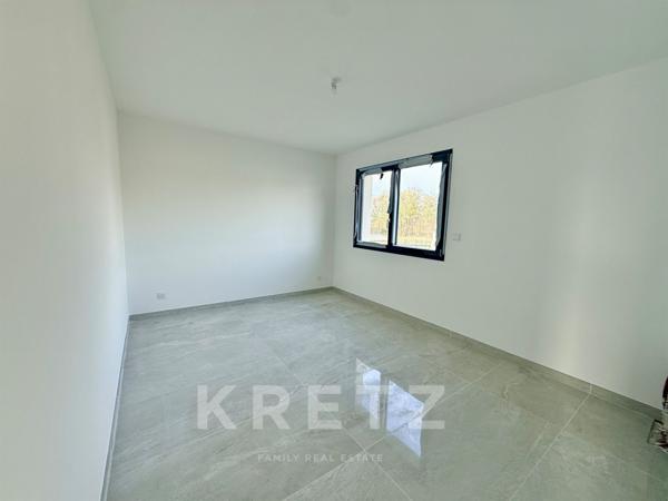 Maison contemporaine neuve 4 chambres avec garage, terrasses et jardin.