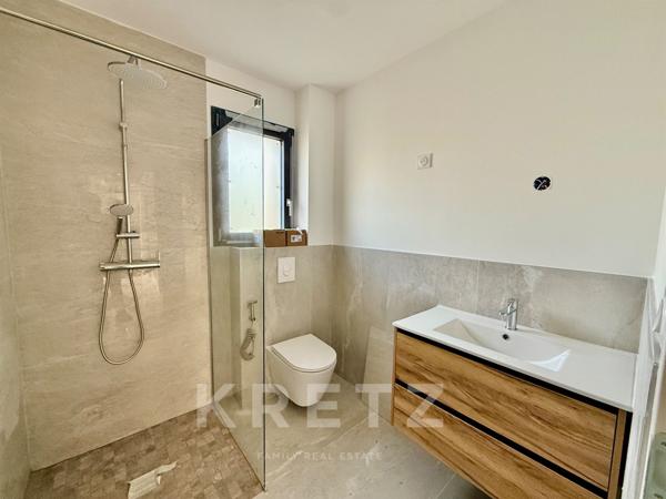 Maison contemporaine neuve 4 chambres avec garage, terrasses et jardin.