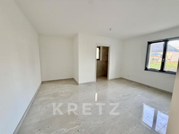 Maison contemporaine neuve 4 chambres avec garage, terrasses et jardin.