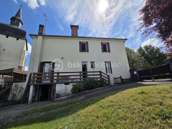 Idéalement situé en plein cœur de Magescq, au sein d'une petite copropriété de seulement trois appartements, découvrez ce spacieux appartement de 124 m² offrant de beaux volumes et un excellent potentiel.

Accessible par une entrée indépendante depuis l'extérieur, ce bien se compose :

* Au rez-de-chaussée :

Un salon confortable,
Une cuisine,
Une pièce supplémentaire pouvant faire office de bureau ou de salle à manger,
Un dégagement,
Un placard,
Un WC indépendant,
Un escalier privatif desservant l'étage.

* À l'étage :

Un palier,
Trois chambres,
Une salle d'eau,
Une salle de bains avec WC,
Deux placards de rangement.

En complément, vous bénéficierez de deux débarras situés en rez-de-jardin ainsi que d'une place de stationnement privative extérieure.

* Confort et chauffage :

Poêle à granulés individuel installé en 2018,
Chauffages électriques individuels complémentaires,
Une solution de chauffage permettant de maîtriser les consommations énergétiques.

🏡 La copropriété est composée d'un bâtiment unique élevé d'un étage sur rez-de-chaussée avec rez-de-jardin partiel, comprenant seulement trois logements, trois places de stationnement extérieur et deux débarras.

💡 Un atout rare : les charges de copropriété sont particulièrement faibles, avec un montant d'environ 500 € par an seulement, un véritable avantage pour maîtriser vos dépenses courantes.

💰 Investissement locatif intéressant :
L'appartement est actuellement loué 440,80 € par mois, offrant une rentabilité immédiate pour les investisseurs souhaitant acquérir un bien déjà occupé.

- Situé en centre-ville de Magescq, à proximité immédiate des commerces, écoles et services, ce bien réunit emplacement, volume et faible coût de fonctionnement.

📞 N'attendez plus pour découvrir cette belle opportunité, contactez-moi pour plus de renseignements ou organiser une visite.