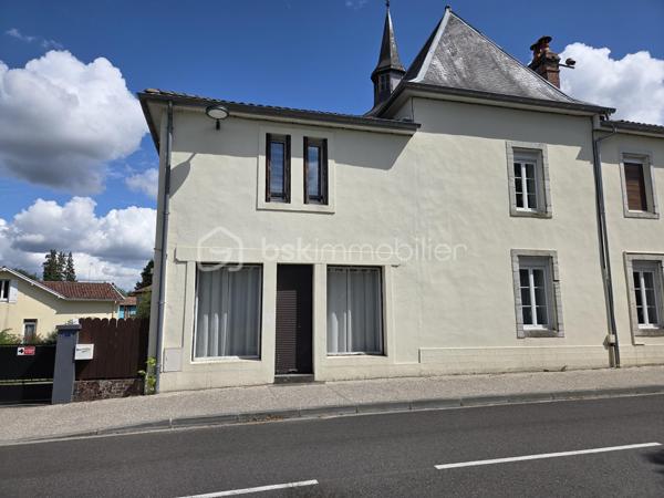 Idéalement situé en plein cœur de Magescq, au sein d'une petite copropriété de seulement trois appartements, découvrez ce spacieux appartement de 124 m² offrant de beaux volumes et un excellent potentiel.

Accessible par une entrée indépendante depuis l'extérieur, ce bien se compose :

* Au rez-de-chaussée :

Un salon confortable,
Une cuisine,
Une pièce supplémentaire pouvant faire office de bureau ou de salle à manger,
Un dégagement,
Un placard,
Un WC indépendant,
Un escalier privatif desservant l'étage.

* À l'étage :

Un palier,
Trois chambres,
Une salle d'eau,
Une salle de bains avec WC,
Deux placards de rangement.

En complément, vous bénéficierez de deux débarras situés en rez-de-jardin ainsi que d'une place de stationnement privative extérieure.

* Confort et chauffage :

Poêle à granulés individuel installé en 2018,
Chauffages électriques individuels complémentaires,
Une solution de chauffage permettant de maîtriser les consommations énergétiques.

🏡 La copropriété est composée d'un bâtiment unique élevé d'un étage sur rez-de-chaussée avec rez-de-jardin partiel, comprenant seulement trois logements, trois places de stationnement extérieur et deux débarras.

💡 Un atout rare : les charges de copropriété sont particulièrement faibles, avec un montant d'environ 500 € par an seulement, un véritable avantage pour maîtriser vos dépenses courantes.

💰 Investissement locatif intéressant :
L'appartement est actuellement loué 440,80 € par mois, offrant une rentabilité immédiate pour les investisseurs souhaitant acquérir un bien déjà occupé.

- Situé en centre-ville de Magescq, à proximité immédiate des commerces, écoles et services, ce bien réunit emplacement, volume et faible coût de fonctionnement.

📞 N'attendez plus pour découvrir cette belle opportunité, contactez-moi pour plus de renseignements ou organiser une visite.
