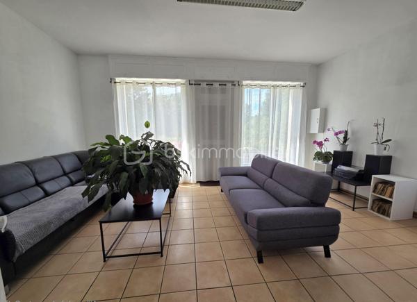 Idéalement situé en plein cœur de Magescq, au sein d'une petite copropriété de seulement trois appartements, découvrez ce spacieux appartement de 124 m² offrant de beaux volumes et un excellent potentiel.

Accessible par une entrée indépendante depuis l'extérieur, ce bien se compose :

* Au rez-de-chaussée :

Un salon confortable,
Une cuisine,
Une pièce supplémentaire pouvant faire office de bureau ou de salle à manger,
Un dégagement,
Un placard,
Un WC indépendant,
Un escalier privatif desservant l'étage.

* À l'étage :

Un palier,
Trois chambres,
Une salle d'eau,
Une salle de bains avec WC,
Deux placards de rangement.

En complément, vous bénéficierez de deux débarras situés en rez-de-jardin ainsi que d'une place de stationnement privative extérieure.

* Confort et chauffage :

Poêle à granulés individuel installé en 2018,
Chauffages électriques individuels complémentaires,
Une solution de chauffage permettant de maîtriser les consommations énergétiques.

🏡 La copropriété est composée d'un bâtiment unique élevé d'un étage sur rez-de-chaussée avec rez-de-jardin partiel, comprenant seulement trois logements, trois places de stationnement extérieur et deux débarras.

💡 Un atout rare : les charges de copropriété sont particulièrement faibles, avec un montant d'environ 500 € par an seulement, un véritable avantage pour maîtriser vos dépenses courantes.

💰 Investissement locatif intéressant :
L'appartement est actuellement loué 440,80 € par mois, offrant une rentabilité immédiate pour les investisseurs souhaitant acquérir un bien déjà occupé.

- Situé en centre-ville de Magescq, à proximité immédiate des commerces, écoles et services, ce bien réunit emplacement, volume et faible coût de fonctionnement.

📞 N'attendez plus pour découvrir cette belle opportunité, contactez-moi pour plus de renseignements ou organiser une visite.