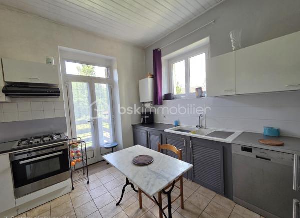 Idéalement situé en plein cœur de Magescq, au sein d'une petite copropriété de seulement trois appartements, découvrez ce spacieux appartement de 124 m² offrant de beaux volumes et un excellent potentiel.

Accessible par une entrée indépendante depuis l'extérieur, ce bien se compose :

* Au rez-de-chaussée :

Un salon confortable,
Une cuisine,
Une pièce supplémentaire pouvant faire office de bureau ou de salle à manger,
Un dégagement,
Un placard,
Un WC indépendant,
Un escalier privatif desservant l'étage.

* À l'étage :

Un palier,
Trois chambres,
Une salle d'eau,
Une salle de bains avec WC,
Deux placards de rangement.

En complément, vous bénéficierez de deux débarras situés en rez-de-jardin ainsi que d'une place de stationnement privative extérieure.

* Confort et chauffage :

Poêle à granulés individuel installé en 2018,
Chauffages électriques individuels complémentaires,
Une solution de chauffage permettant de maîtriser les consommations énergétiques.

🏡 La copropriété est composée d'un bâtiment unique élevé d'un étage sur rez-de-chaussée avec rez-de-jardin partiel, comprenant seulement trois logements, trois places de stationnement extérieur et deux débarras.

💡 Un atout rare : les charges de copropriété sont particulièrement faibles, avec un montant d'environ 500 € par an seulement, un véritable avantage pour maîtriser vos dépenses courantes.

💰 Investissement locatif intéressant :
L'appartement est actuellement loué 440,80 € par mois, offrant une rentabilité immédiate pour les investisseurs souhaitant acquérir un bien déjà occupé.

- Situé en centre-ville de Magescq, à proximité immédiate des commerces, écoles et services, ce bien réunit emplacement, volume et faible coût de fonctionnement.

📞 N'attendez plus pour découvrir cette belle opportunité, contactez-moi pour plus de renseignements ou organiser une visite.