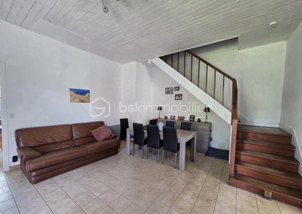 Idéalement situé en plein cœur de Magescq, au sein d'une petite copropriété de seulement trois appartements, découvrez ce spacieux appartement de 124 m² offrant de beaux volumes et un excellent potentiel.

Accessible par une entrée indépendante depuis l'extérieur, ce bien se compose :

* Au rez-de-chaussée :

Un salon confortable,
Une cuisine,
Une pièce supplémentaire pouvant faire office de bureau ou de salle à manger,
Un dégagement,
Un placard,
Un WC indépendant,
Un escalier privatif desservant l'étage.

* À l'étage :

Un palier,
Trois chambres,
Une salle d'eau,
Une salle de bains avec WC,
Deux placards de rangement.

En complément, vous bénéficierez de deux débarras situés en rez-de-jardin ainsi que d'une place de stationnement privative extérieure.

* Confort et chauffage :

Poêle à granulés individuel installé en 2018,
Chauffages électriques individuels complémentaires,
Une solution de chauffage permettant de maîtriser les consommations énergétiques.

🏡 La copropriété est composée d'un bâtiment unique élevé d'un étage sur rez-de-chaussée avec rez-de-jardin partiel, comprenant seulement trois logements, trois places de stationnement extérieur et deux débarras.

💡 Un atout rare : les charges de copropriété sont particulièrement faibles, avec un montant d'environ 500 € par an seulement, un véritable avantage pour maîtriser vos dépenses courantes.

💰 Investissement locatif intéressant :
L'appartement est actuellement loué 440,80 € par mois, offrant une rentabilité immédiate pour les investisseurs souhaitant acquérir un bien déjà occupé.

- Situé en centre-ville de Magescq, à proximité immédiate des commerces, écoles et services, ce bien réunit emplacement, volume et faible coût de fonctionnement.

📞 N'attendez plus pour découvrir cette belle opportunité, contactez-moi pour plus de renseignements ou organiser une visite.