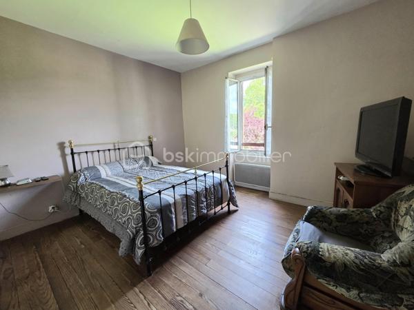Idéalement situé en plein cœur de Magescq, au sein d'une petite copropriété de seulement trois appartements, découvrez ce spacieux appartement de 124 m² offrant de beaux volumes et un excellent potentiel.

Accessible par une entrée indépendante depuis l'extérieur, ce bien se compose :

* Au rez-de-chaussée :

Un salon confortable,
Une cuisine,
Une pièce supplémentaire pouvant faire office de bureau ou de salle à manger,
Un dégagement,
Un placard,
Un WC indépendant,
Un escalier privatif desservant l'étage.

* À l'étage :

Un palier,
Trois chambres,
Une salle d'eau,
Une salle de bains avec WC,
Deux placards de rangement.

En complément, vous bénéficierez de deux débarras situés en rez-de-jardin ainsi que d'une place de stationnement privative extérieure.

* Confort et chauffage :

Poêle à granulés individuel installé en 2018,
Chauffages électriques individuels complémentaires,
Une solution de chauffage permettant de maîtriser les consommations énergétiques.

🏡 La copropriété est composée d'un bâtiment unique élevé d'un étage sur rez-de-chaussée avec rez-de-jardin partiel, comprenant seulement trois logements, trois places de stationnement extérieur et deux débarras.

💡 Un atout rare : les charges de copropriété sont particulièrement faibles, avec un montant d'environ 500 € par an seulement, un véritable avantage pour maîtriser vos dépenses courantes.

💰 Investissement locatif intéressant :
L'appartement est actuellement loué 440,80 € par mois, offrant une rentabilité immédiate pour les investisseurs souhaitant acquérir un bien déjà occupé.

- Situé en centre-ville de Magescq, à proximité immédiate des commerces, écoles et services, ce bien réunit emplacement, volume et faible coût de fonctionnement.

📞 N'attendez plus pour découvrir cette belle opportunité, contactez-moi pour plus de renseignements ou organiser une visite.