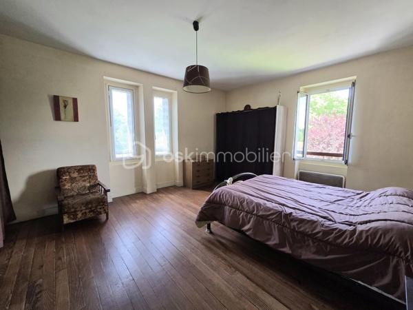 Idéalement situé en plein cœur de Magescq, au sein d'une petite copropriété de seulement trois appartements, découvrez ce spacieux appartement de 124 m² offrant de beaux volumes et un excellent potentiel.

Accessible par une entrée indépendante depuis l'extérieur, ce bien se compose :

* Au rez-de-chaussée :

Un salon confortable,
Une cuisine,
Une pièce supplémentaire pouvant faire office de bureau ou de salle à manger,
Un dégagement,
Un placard,
Un WC indépendant,
Un escalier privatif desservant l'étage.

* À l'étage :

Un palier,
Trois chambres,
Une salle d'eau,
Une salle de bains avec WC,
Deux placards de rangement.

En complément, vous bénéficierez de deux débarras situés en rez-de-jardin ainsi que d'une place de stationnement privative extérieure.

* Confort et chauffage :

Poêle à granulés individuel installé en 2018,
Chauffages électriques individuels complémentaires,
Une solution de chauffage permettant de maîtriser les consommations énergétiques.

🏡 La copropriété est composée d'un bâtiment unique élevé d'un étage sur rez-de-chaussée avec rez-de-jardin partiel, comprenant seulement trois logements, trois places de stationnement extérieur et deux débarras.

💡 Un atout rare : les charges de copropriété sont particulièrement faibles, avec un montant d'environ 500 € par an seulement, un véritable avantage pour maîtriser vos dépenses courantes.

💰 Investissement locatif intéressant :
L'appartement est actuellement loué 440,80 € par mois, offrant une rentabilité immédiate pour les investisseurs souhaitant acquérir un bien déjà occupé.

- Situé en centre-ville de Magescq, à proximité immédiate des commerces, écoles et services, ce bien réunit emplacement, volume et faible coût de fonctionnement.

📞 N'attendez plus pour découvrir cette belle opportunité, contactez-moi pour plus de renseignements ou organiser une visite.