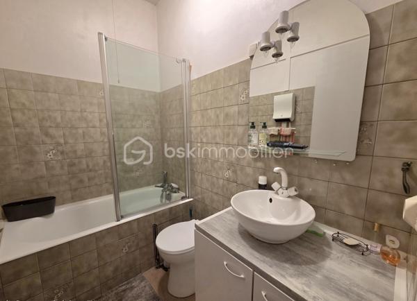Idéalement situé en plein cœur de Magescq, au sein d'une petite copropriété de seulement trois appartements, découvrez ce spacieux appartement de 124 m² offrant de beaux volumes et un excellent potentiel.

Accessible par une entrée indépendante depuis l'extérieur, ce bien se compose :

* Au rez-de-chaussée :

Un salon confortable,
Une cuisine,
Une pièce supplémentaire pouvant faire office de bureau ou de salle à manger,
Un dégagement,
Un placard,
Un WC indépendant,
Un escalier privatif desservant l'étage.

* À l'étage :

Un palier,
Trois chambres,
Une salle d'eau,
Une salle de bains avec WC,
Deux placards de rangement.

En complément, vous bénéficierez de deux débarras situés en rez-de-jardin ainsi que d'une place de stationnement privative extérieure.

* Confort et chauffage :

Poêle à granulés individuel installé en 2018,
Chauffages électriques individuels complémentaires,
Une solution de chauffage permettant de maîtriser les consommations énergétiques.

🏡 La copropriété est composée d'un bâtiment unique élevé d'un étage sur rez-de-chaussée avec rez-de-jardin partiel, comprenant seulement trois logements, trois places de stationnement extérieur et deux débarras.

💡 Un atout rare : les charges de copropriété sont particulièrement faibles, avec un montant d'environ 500 € par an seulement, un véritable avantage pour maîtriser vos dépenses courantes.

💰 Investissement locatif intéressant :
L'appartement est actuellement loué 440,80 € par mois, offrant une rentabilité immédiate pour les investisseurs souhaitant acquérir un bien déjà occupé.

- Situé en centre-ville de Magescq, à proximité immédiate des commerces, écoles et services, ce bien réunit emplacement, volume et faible coût de fonctionnement.

📞 N'attendez plus pour découvrir cette belle opportunité, contactez-moi pour plus de renseignements ou organiser une visite.