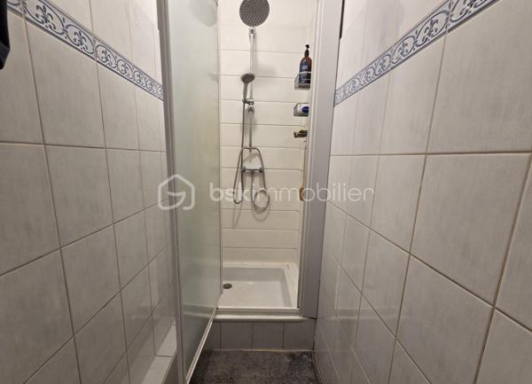Idéalement situé en plein cœur de Magescq, au sein d'une petite copropriété de seulement trois appartements, découvrez ce spacieux appartement de 124 m² offrant de beaux volumes et un excellent potentiel.

Accessible par une entrée indépendante depuis l'extérieur, ce bien se compose :

* Au rez-de-chaussée :

Un salon confortable,
Une cuisine,
Une pièce supplémentaire pouvant faire office de bureau ou de salle à manger,
Un dégagement,
Un placard,
Un WC indépendant,
Un escalier privatif desservant l'étage.

* À l'étage :

Un palier,
Trois chambres,
Une salle d'eau,
Une salle de bains avec WC,
Deux placards de rangement.

En complément, vous bénéficierez de deux débarras situés en rez-de-jardin ainsi que d'une place de stationnement privative extérieure.

* Confort et chauffage :

Poêle à granulés individuel installé en 2018,
Chauffages électriques individuels complémentaires,
Une solution de chauffage permettant de maîtriser les consommations énergétiques.

🏡 La copropriété est composée d'un bâtiment unique élevé d'un étage sur rez-de-chaussée avec rez-de-jardin partiel, comprenant seulement trois logements, trois places de stationnement extérieur et deux débarras.

💡 Un atout rare : les charges de copropriété sont particulièrement faibles, avec un montant d'environ 500 € par an seulement, un véritable avantage pour maîtriser vos dépenses courantes.

💰 Investissement locatif intéressant :
L'appartement est actuellement loué 440,80 € par mois, offrant une rentabilité immédiate pour les investisseurs souhaitant acquérir un bien déjà occupé.

- Situé en centre-ville de Magescq, à proximité immédiate des commerces, écoles et services, ce bien réunit emplacement, volume et faible coût de fonctionnement.

📞 N'attendez plus pour découvrir cette belle opportunité, contactez-moi pour plus de renseignements ou organiser une visite.