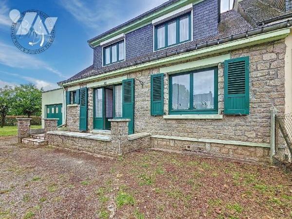 Située au calme, au fond d'une impasse, cette charmante maison en pierre de 1956 avec jardin pl...