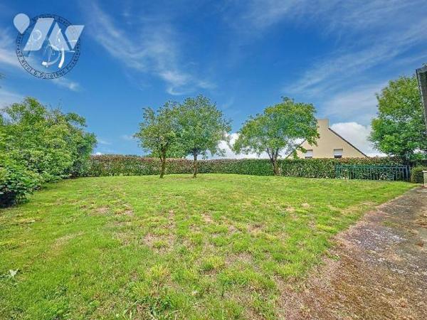 Située au calme, au fond d'une impasse, cette charmante maison en pierre de 1956 avec jardin pl...