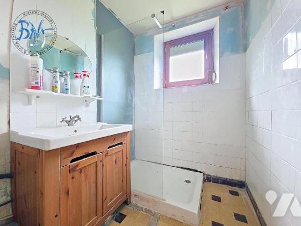 Située au calme, au fond d'une impasse, cette charmante maison en pierre de 1956 avec jardin pl...