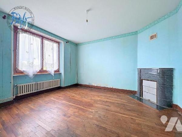 Située au calme, au fond d'une impasse, cette charmante maison en pierre de 1956 avec jardin pl...