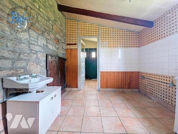 Située au calme, au fond d'une impasse, cette charmante maison en pierre de 1956 avec jardin pl...