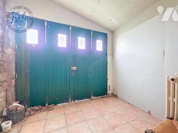 Située au calme, au fond d'une impasse, cette charmante maison en pierre de 1956 avec jardin pl...