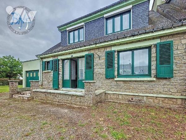 Située au calme, au fond d'une impasse, cette charmante maison en pierre de 1956 avec jardin pl...