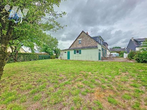 Située au calme, au fond d'une impasse, cette charmante maison en pierre de 1956 avec jardin pl...