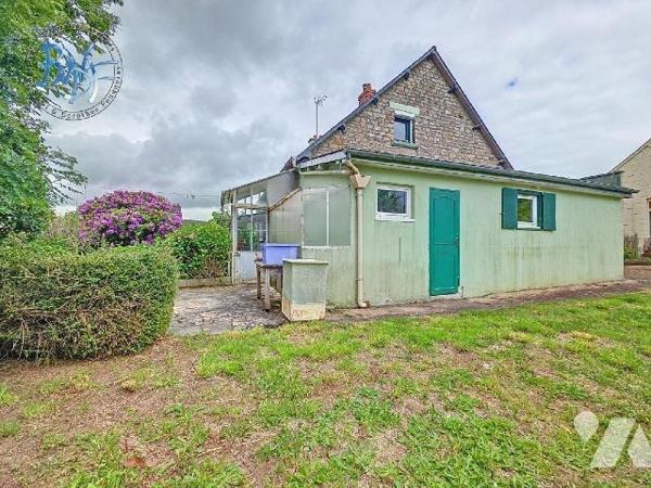 Située au calme, au fond d'une impasse, cette charmante maison en pierre de 1956 avec jardin pl...