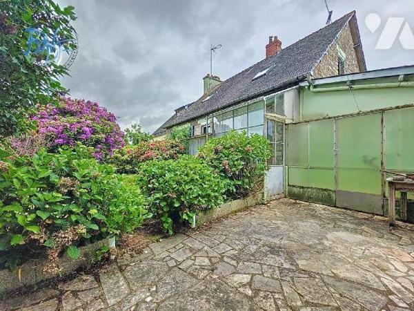 Située au calme, au fond d'une impasse, cette charmante maison en pierre de 1956 avec jardin pl...