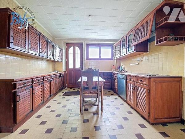 Située au calme, au fond d'une impasse, cette charmante maison en pierre de 1956 avec jardin pl...