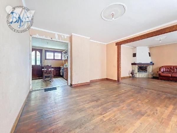 Située au calme, au fond d'une impasse, cette charmante maison en pierre de 1956 avec jardin pl...