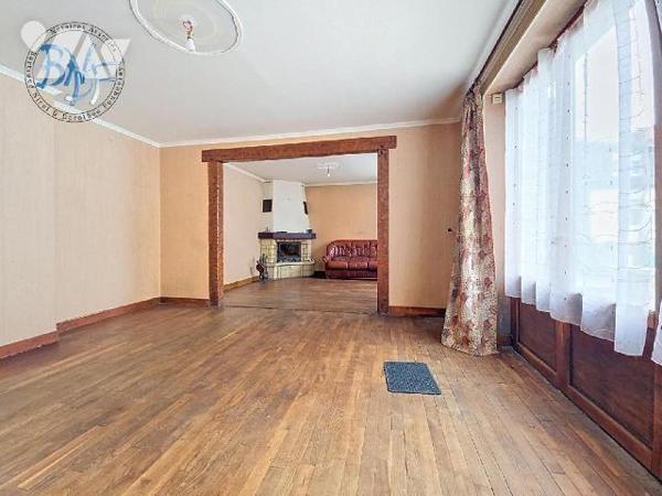 Située au calme, au fond d'une impasse, cette charmante maison en pierre de 1956 avec jardin pl...