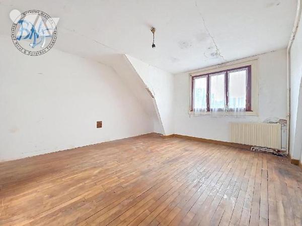 Située au calme, au fond d'une impasse, cette charmante maison en pierre de 1956 avec jardin pl...