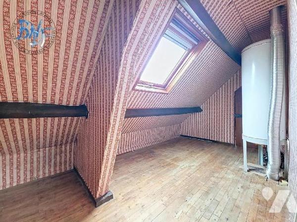 Située au calme, au fond d'une impasse, cette charmante maison en pierre de 1956 avec jardin pl...