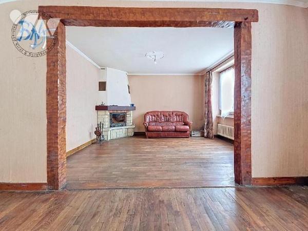 Située au calme, au fond d'une impasse, cette charmante maison en pierre de 1956 avec jardin pl...