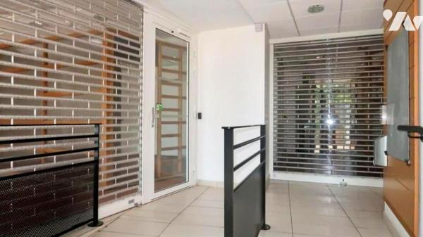POUZAUGES CENTRE, DANS UN IMMEUBLE EN CO-PROPRIETE, LOCAL PROFESSIONNEL SUR DEUX NIVEAUX.